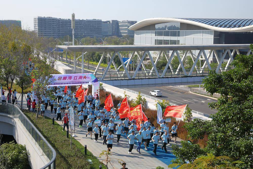 深圳福海街道万人长跑活动在高线公园欢乐开跑，体验空中马拉松健康跑道